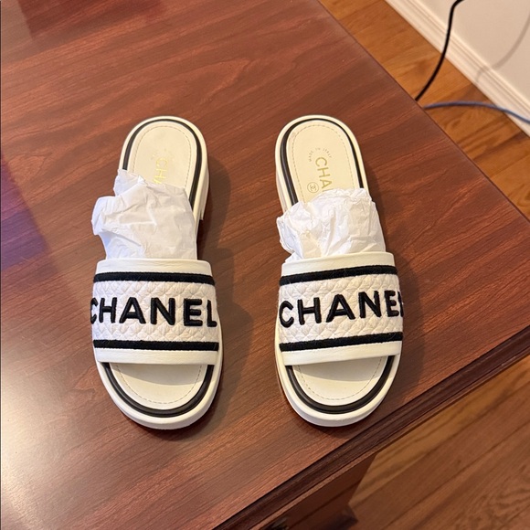 Gently worn Chanel sandals. Size 39.5 - Picture 1 of 12